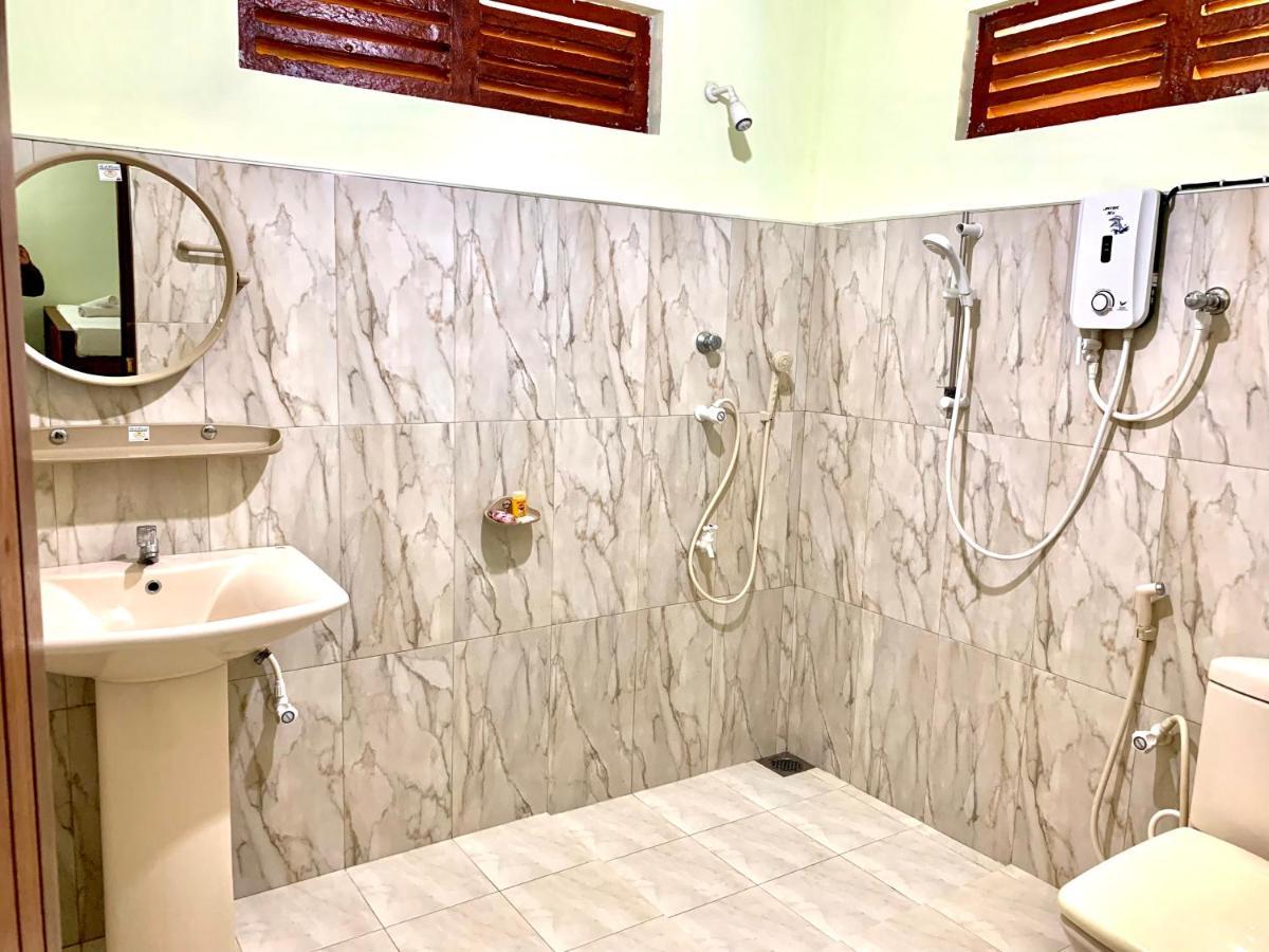 Walawa Blue Sapphire Hotel Udawalawe Bagian luar foto