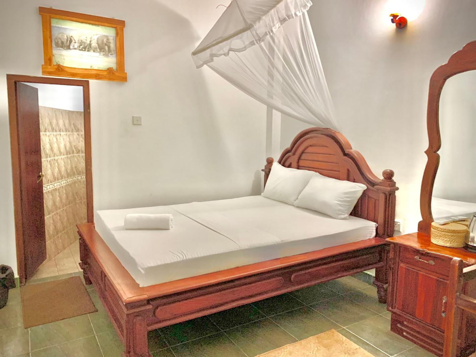 Walawa Blue Sapphire Hotel Udawalawe Bagian luar foto