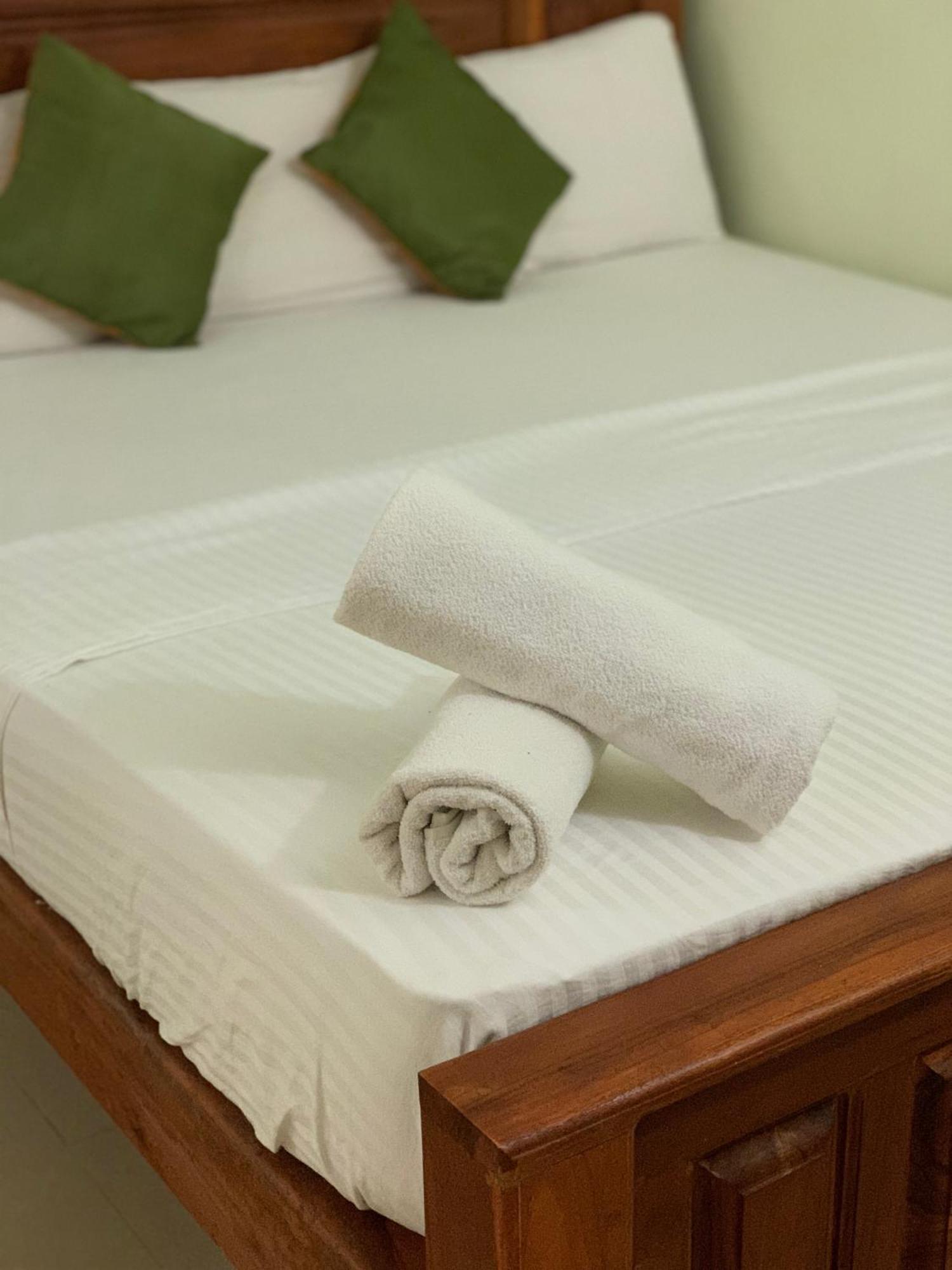 Walawa Blue Sapphire Hotel Udawalawe Bagian luar foto