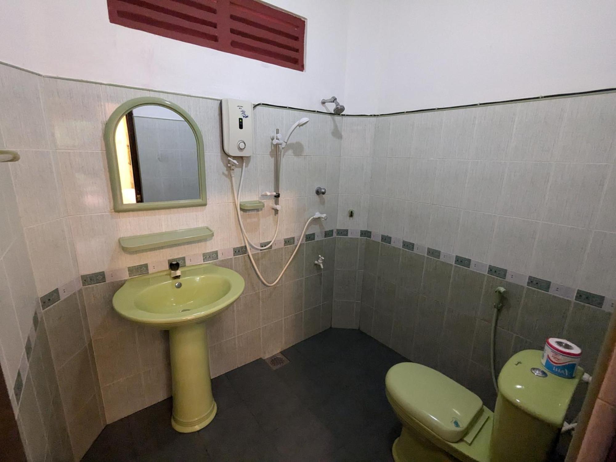 Walawa Blue Sapphire Hotel Udawalawe Bagian luar foto