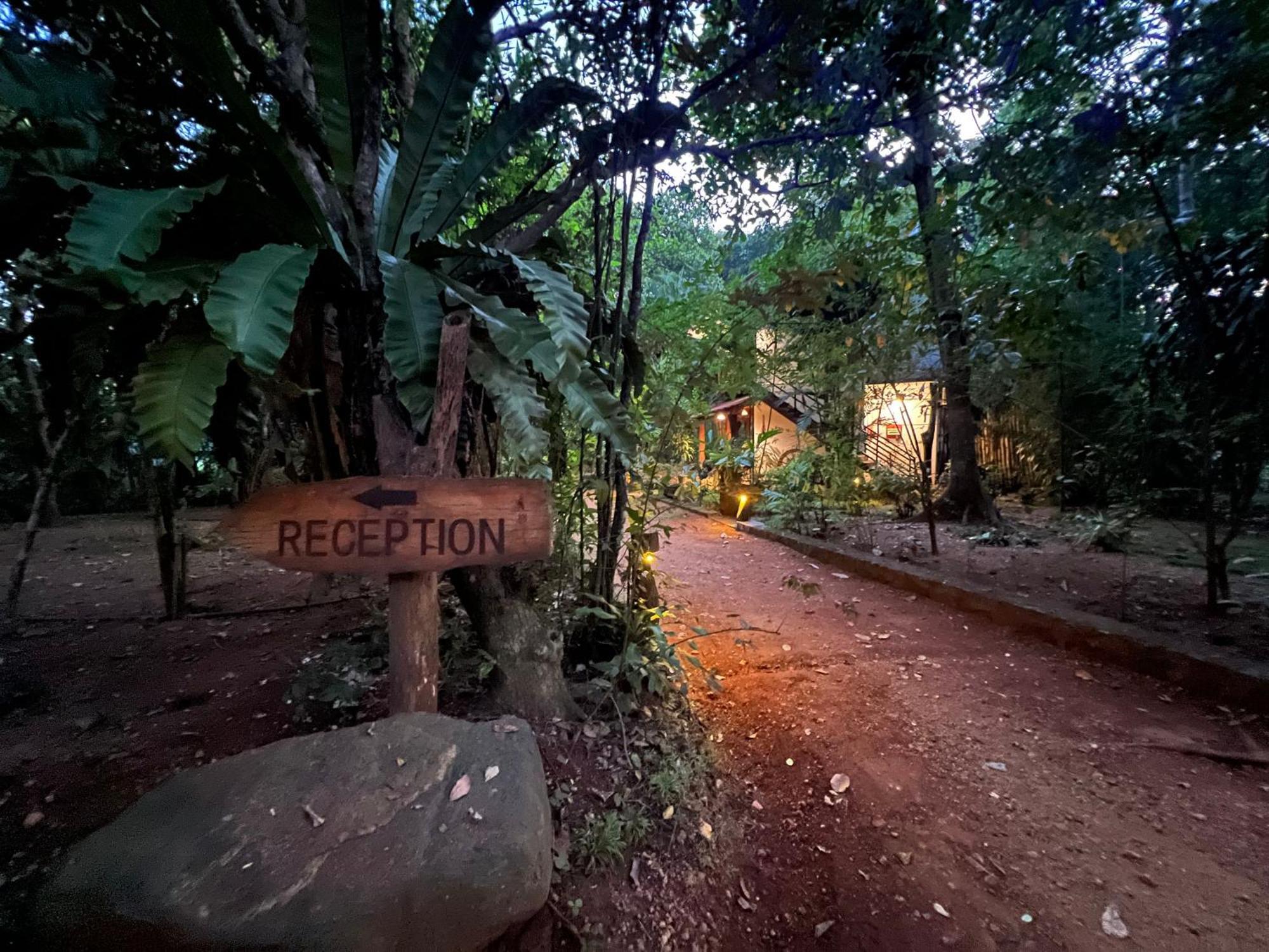Walawa Blue Sapphire Hotel Udawalawe Bagian luar foto