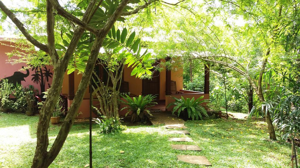 Walawa Blue Sapphire Hotel Udawalawe Bagian luar foto